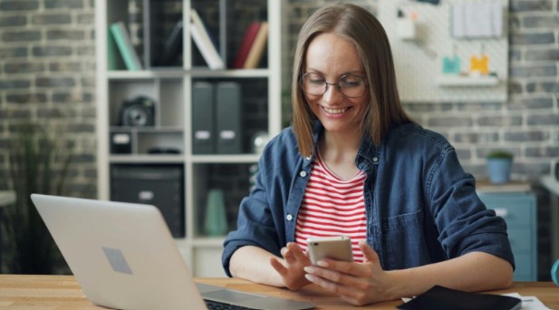 Når belønningsfølelsen får os til at swipe igen og igen