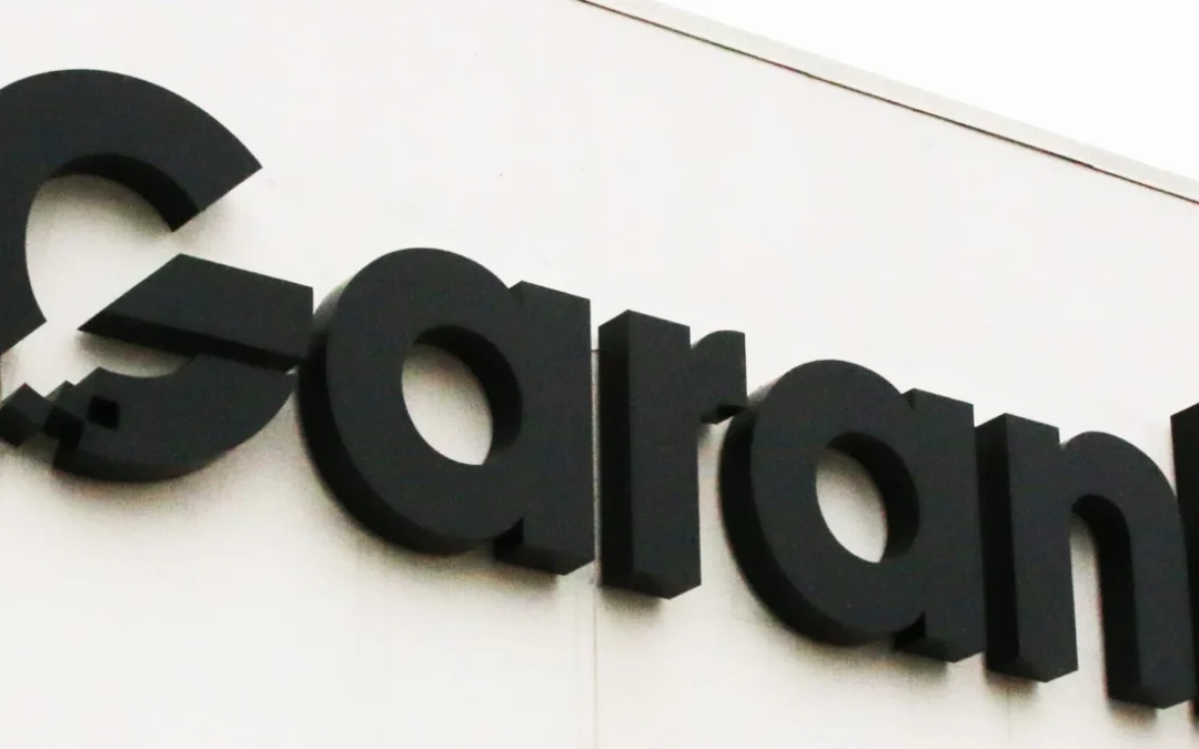 Garant-skilt på lys facade